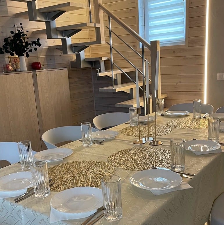 Сервированный стол в Доме на Южной